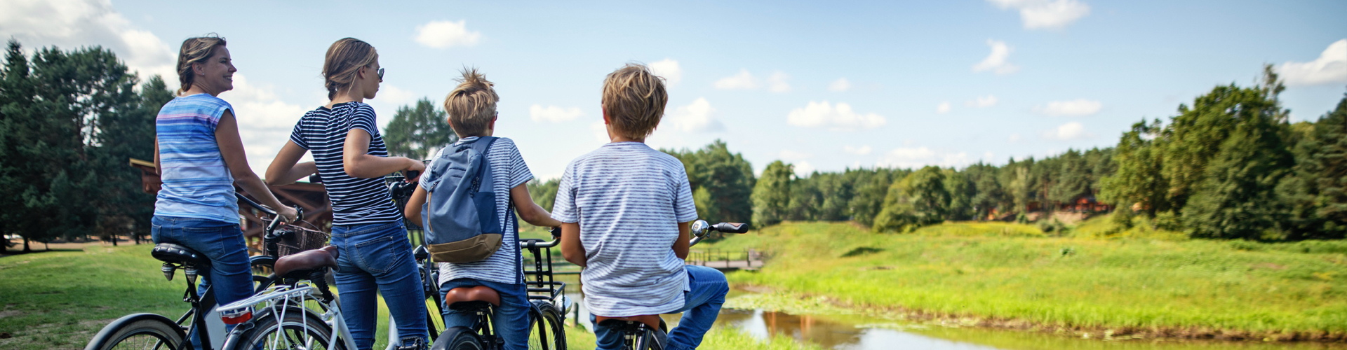 Familie beim Fahrradausflug in der Natur