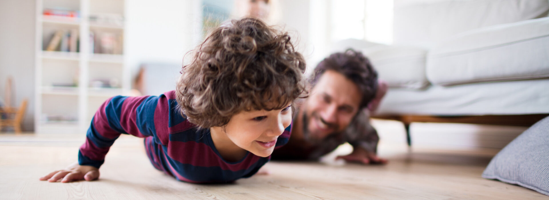 Vater und Sohn spielend auf dem Boden